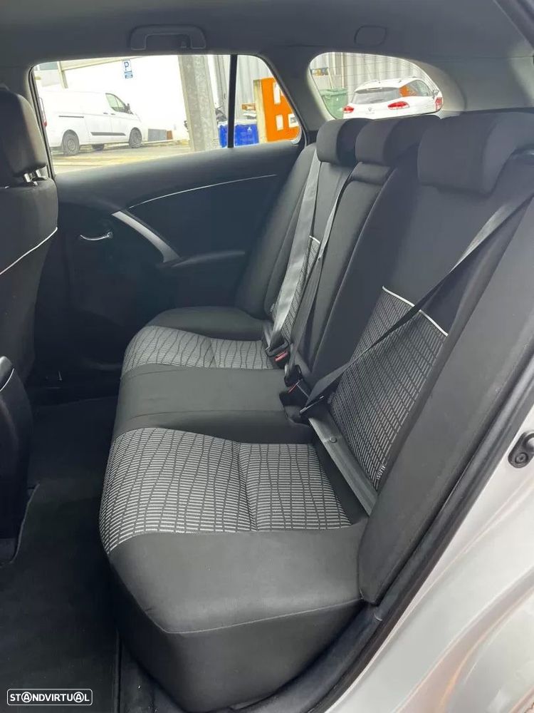 Toyota Avensis SW 2.0 D-4D Comfort - 14