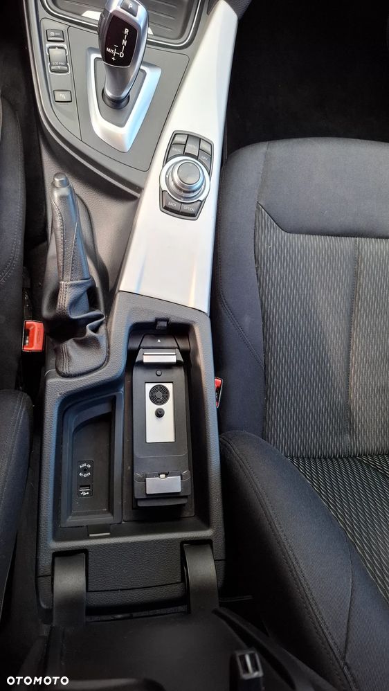 BMW Seria 3 318d Touring - 13