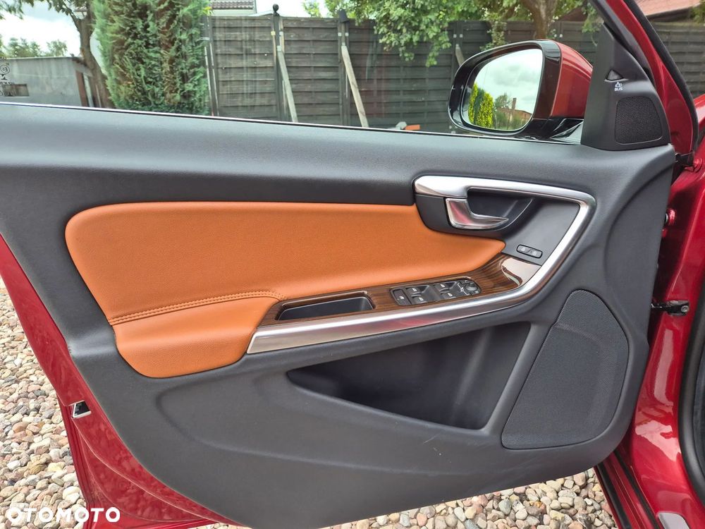 Volvo V60 D6 AWD Plug-in Hybrid R-Design Summum - 24