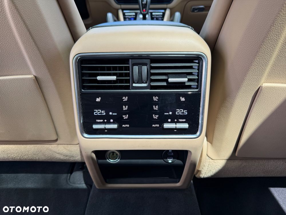 Porsche Cayenne - 32