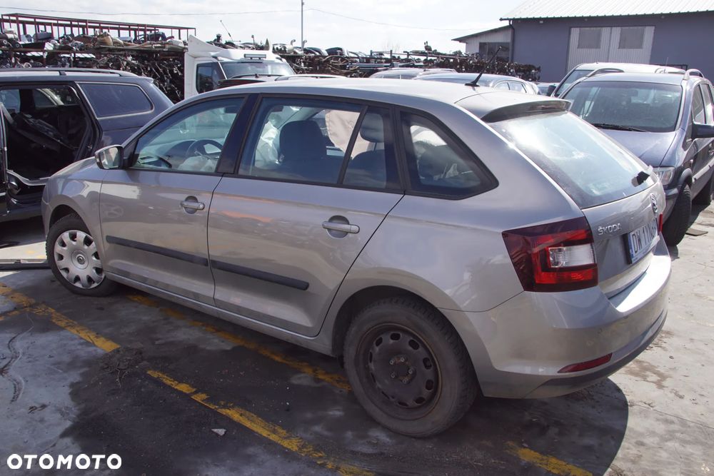 Auto na części - Skoda Rapid Lift 1.0 TSI 110 KM DKRC SEP LF8H 2019R Silnik Skrzynia Drzwi Maska Błotnik Klapa Zderzak Lusterko Klamka Szyba Lampa Deska Kokpit Sterownik Moduł Czujnik Licznik Wyświetlacz Panel Kierownica - 4