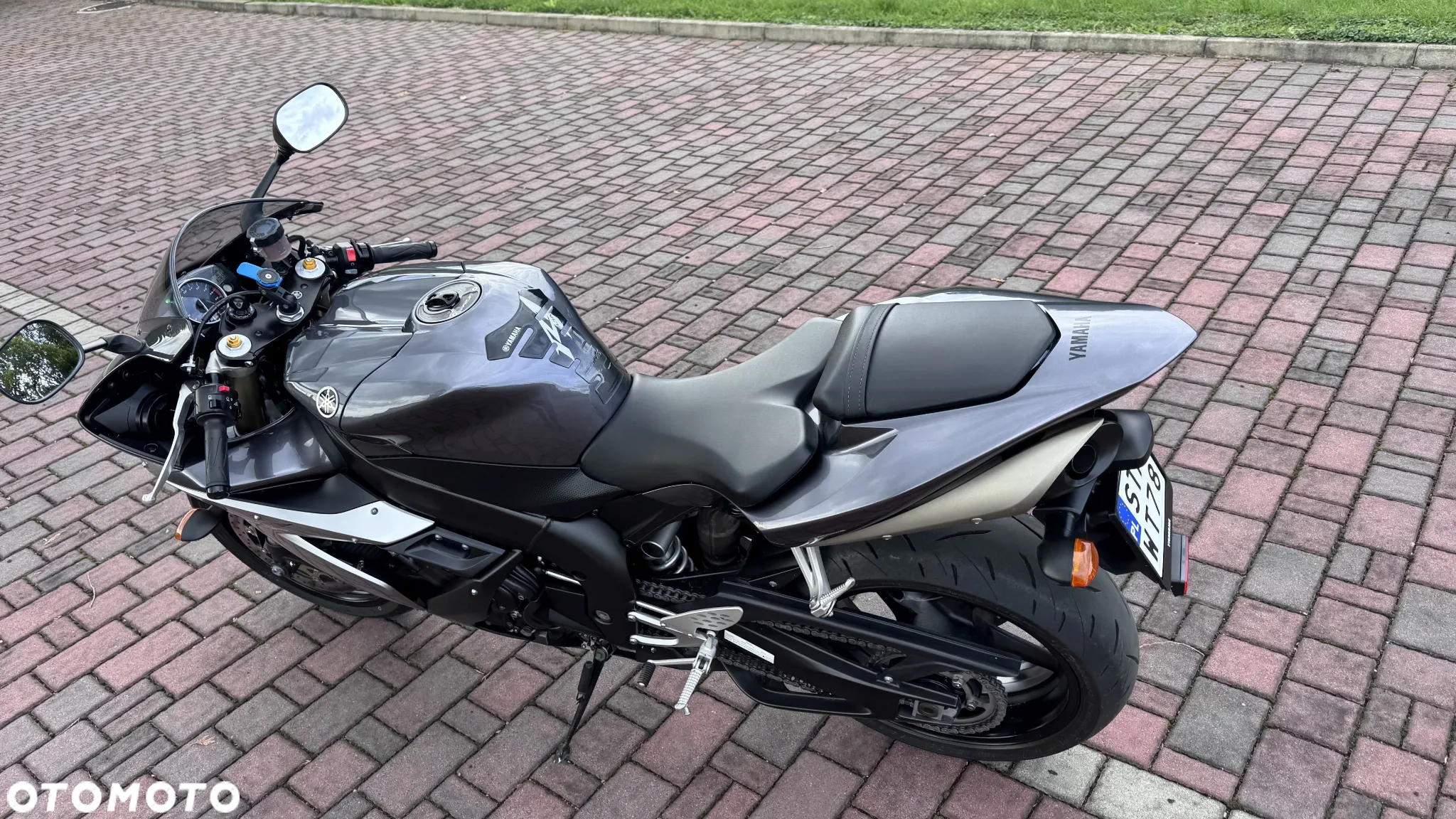 Yamaha R1 - 10