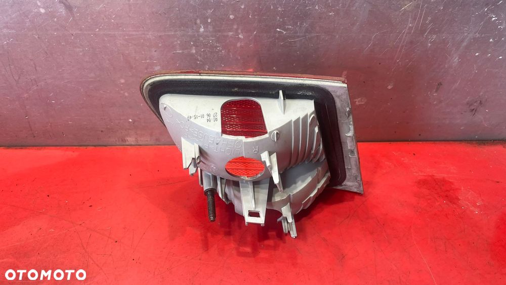 BMW 3 E46 KOMBI  LAMPA PRAWA Z KLAPY TYLNA TYŁ - 2