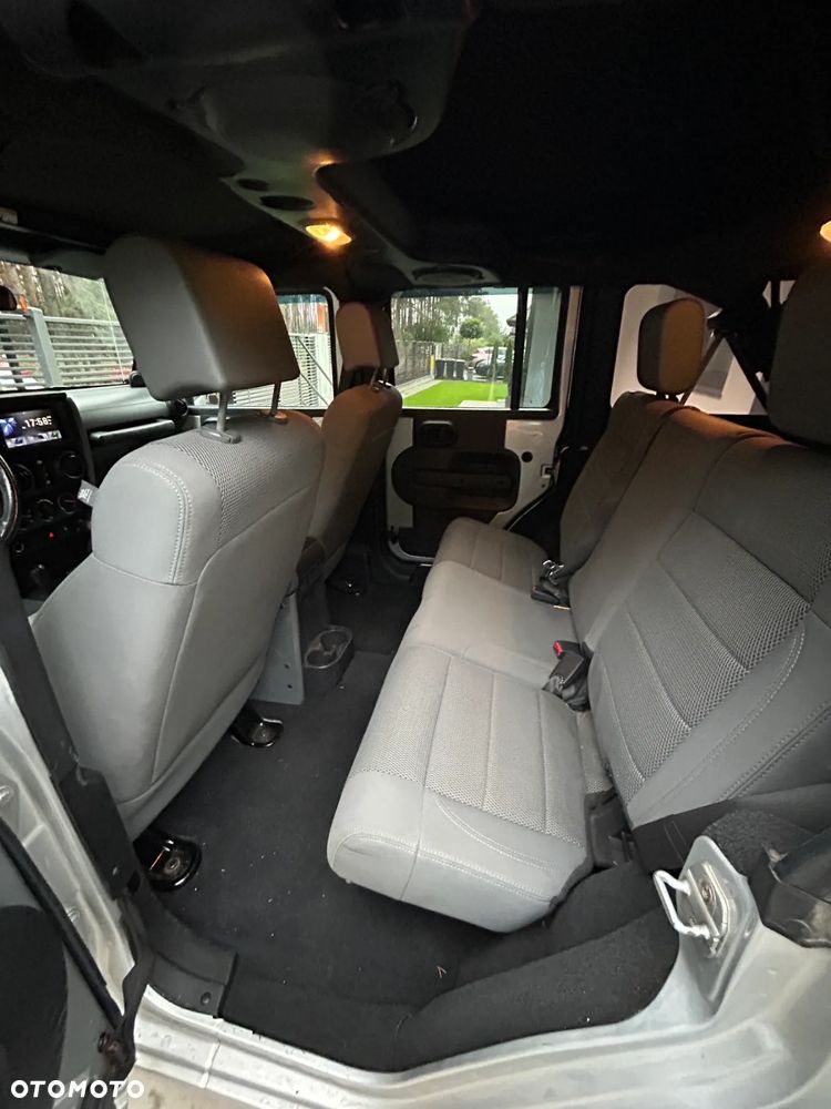 Jeep Wrangler Unlimited 3.8 Automatik Sahara - 9