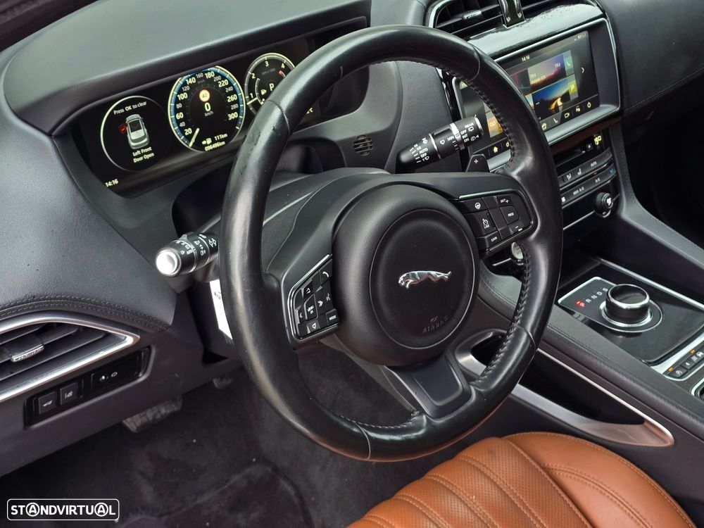 Jaguar F-Pace 20d Aut. Portfolio - 32