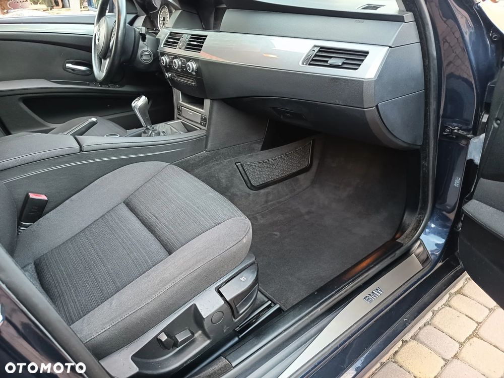 BMW Seria 5 525d - 35