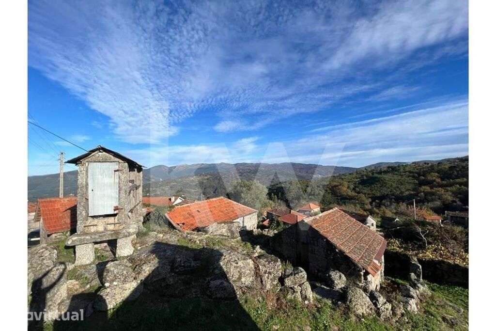 3 Casas para recuperar em Aldeia Preservada de Carvalho de Rei na Serr - Grande imagem: 3/17