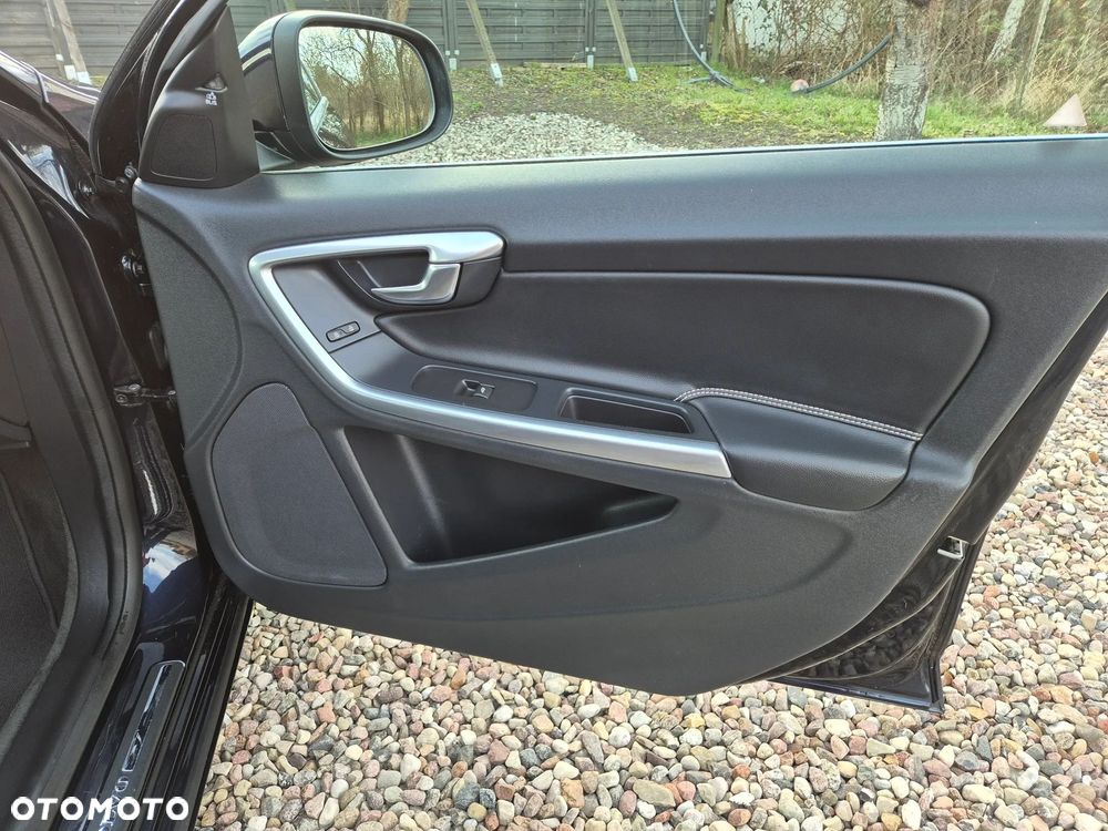 Volvo V60 D6 AWD Plug-in Hybrid R-Design Momentum - 9