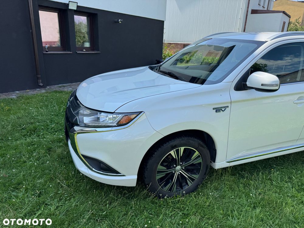 Mitsubishi Outlander - 2