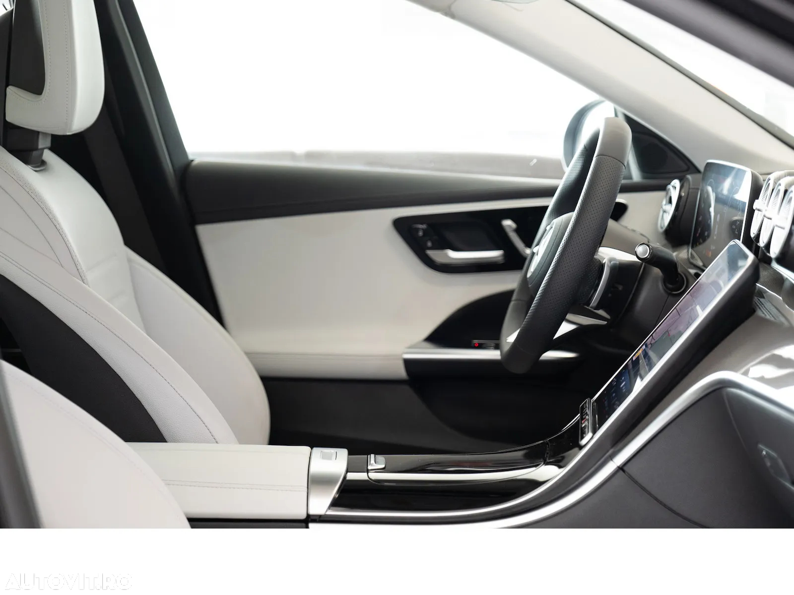 Mercedes-Benz C 300 e 4Matic 9G-TRONIC AMG Line - 27