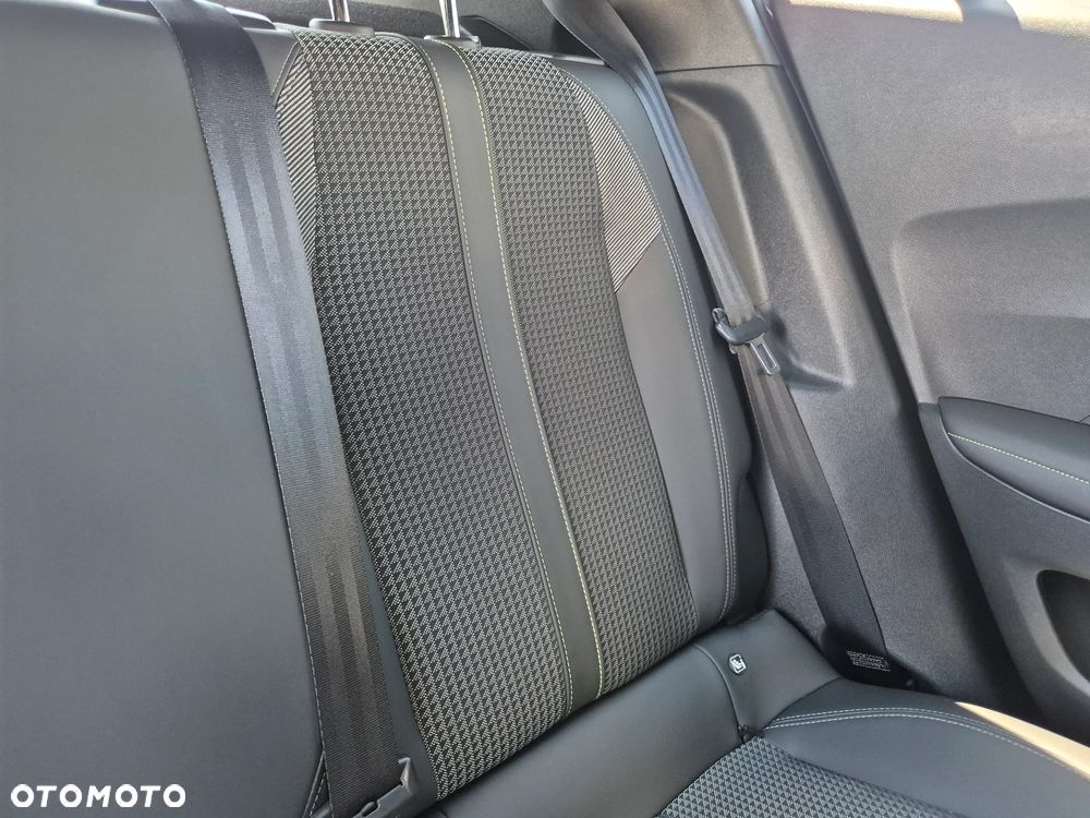 Peugeot 2008 PureTech 130 EAT8 GT - 17
