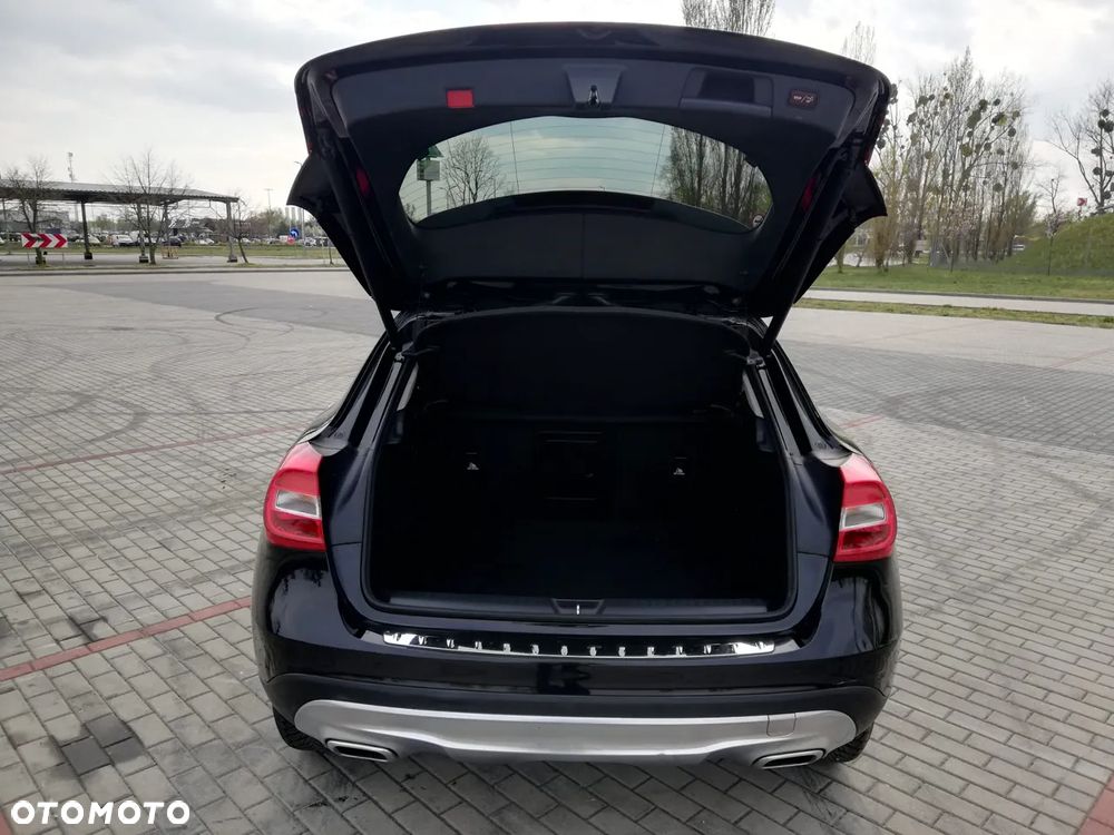 Mercedes-Benz GLA 250 4Matic 7G-DCT - 9