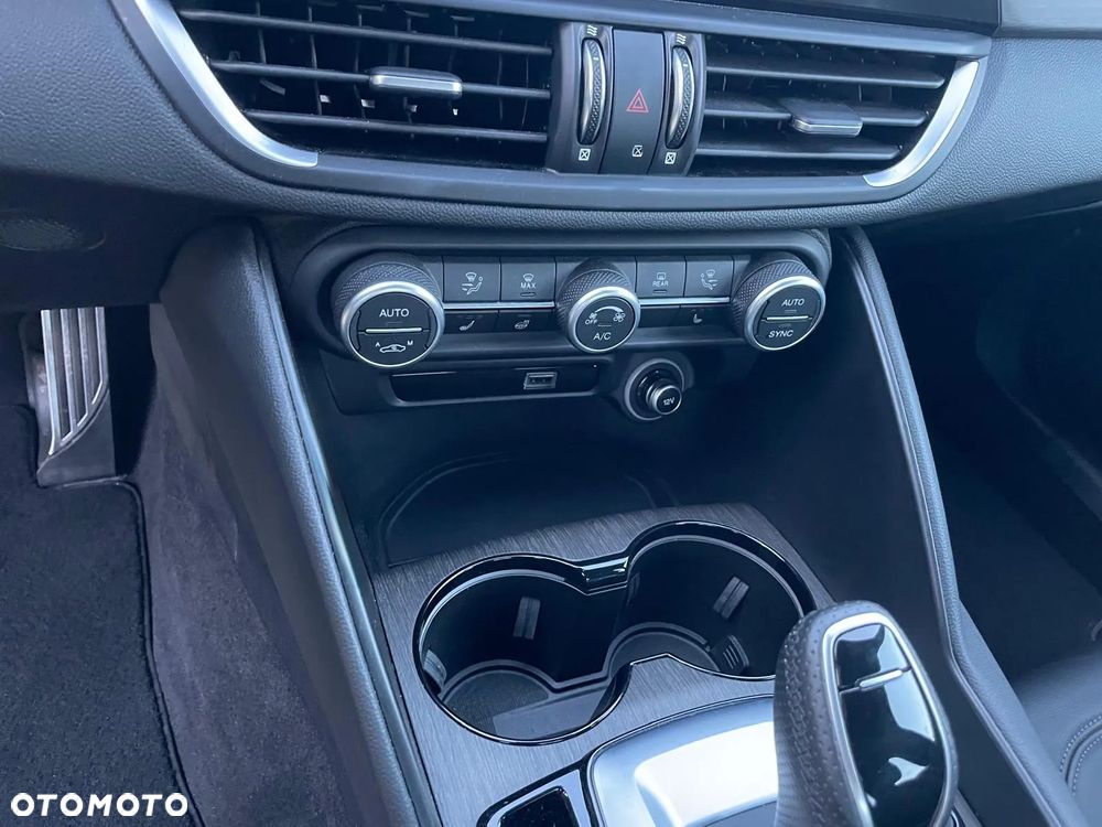 Alfa Romeo Giulia 2.0 Turbo TI Q4 - 10