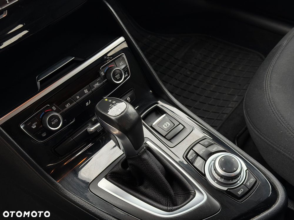 BMW Seria 2 218d - 14