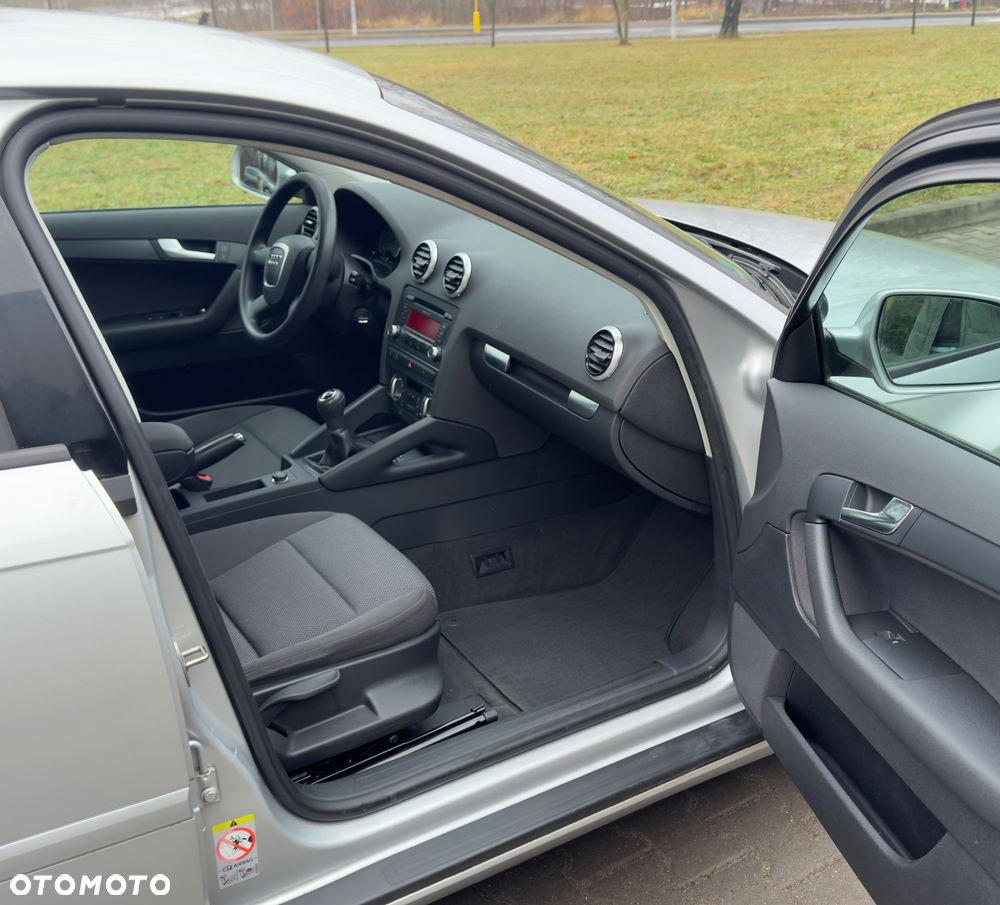 Audi A3 Sportback 1.6 TDI DPF Ambiente - 23