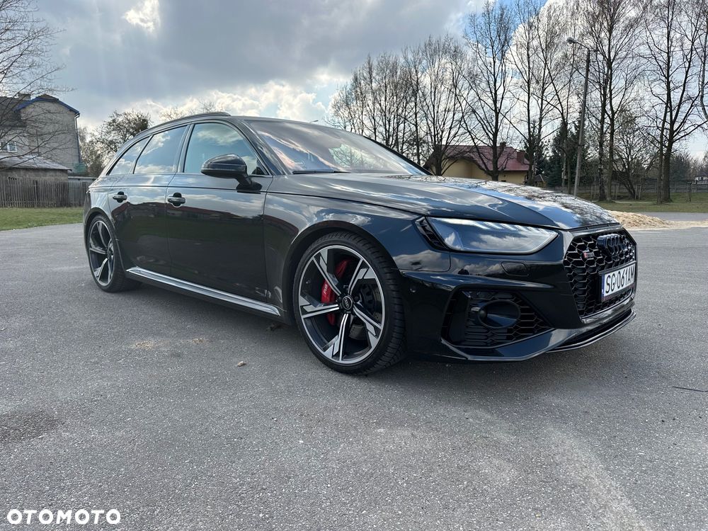 Audi RS4 Limousine - 1