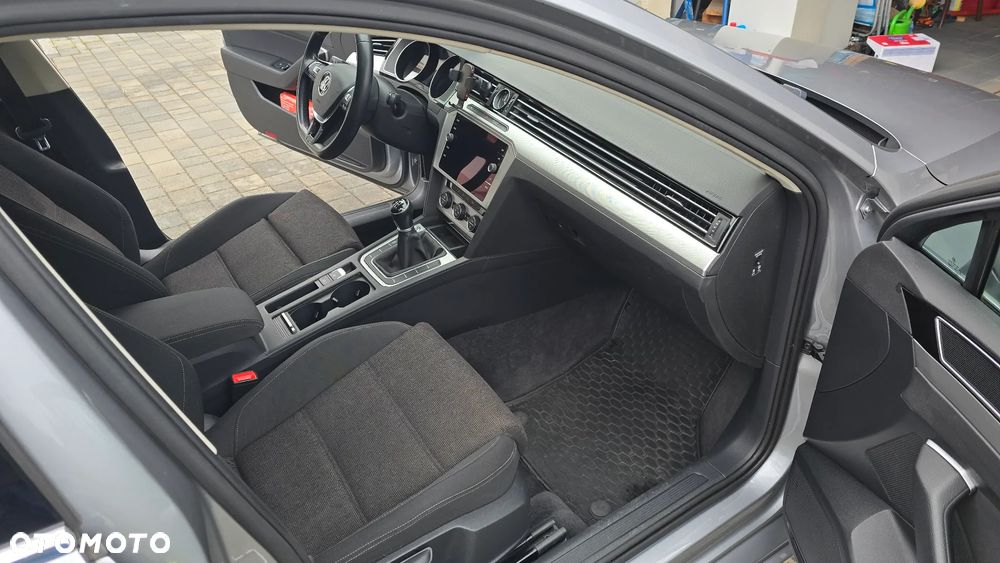 Volkswagen Passat 2.0 TDI SCR Comfortline - 14