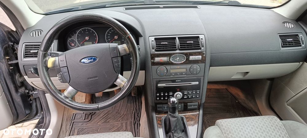 Ford Mondeo 2.0 Ghia - 24