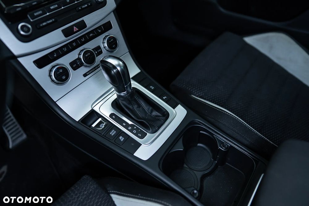 Volkswagen Passat 2.0 TDI DSG BlueMotion Technology R-Line - 27