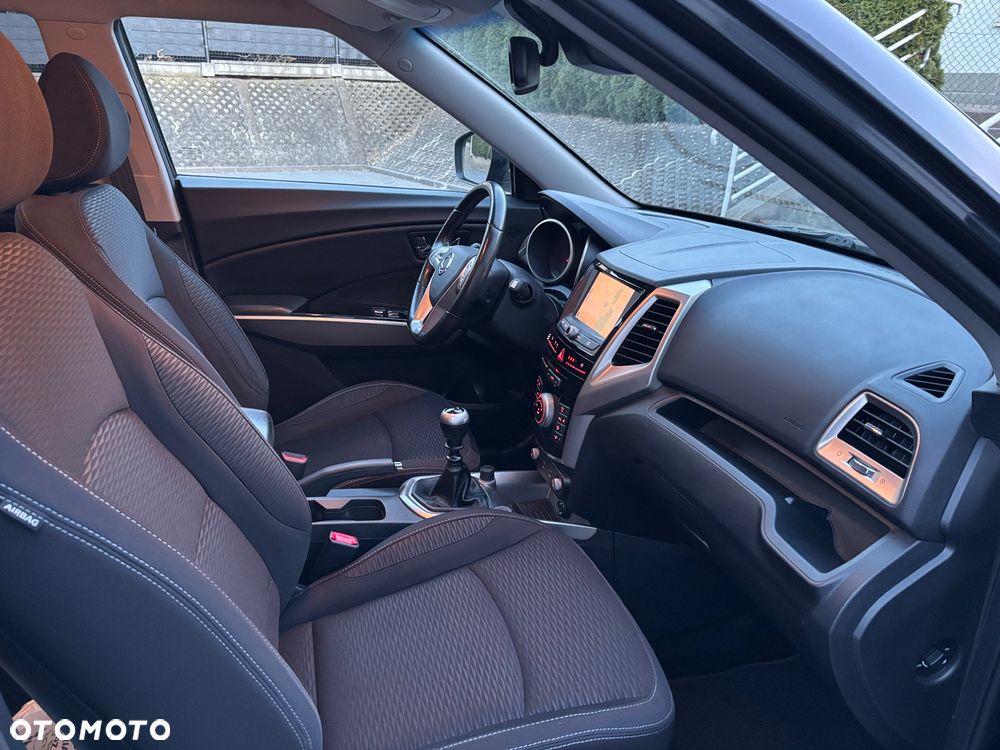 SsangYong/KGM Tivoli e-XGi 160 2WD Black+White - 8