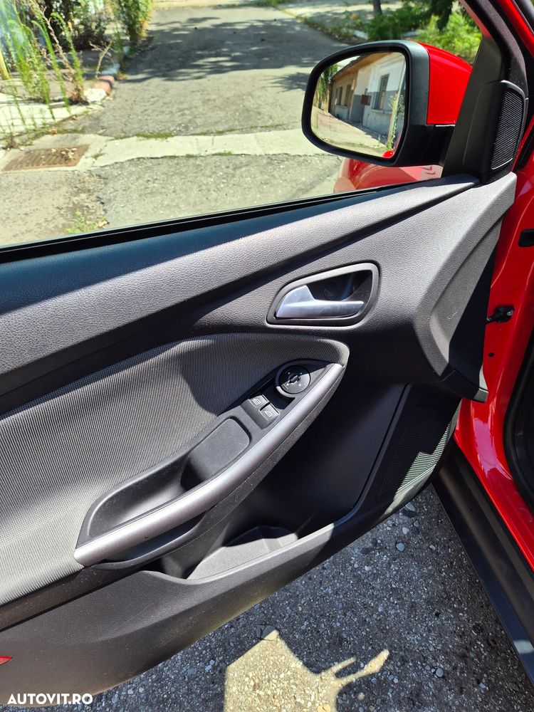 Ford Focus 1.6 TDCi DPF SYNC Edition - 13
