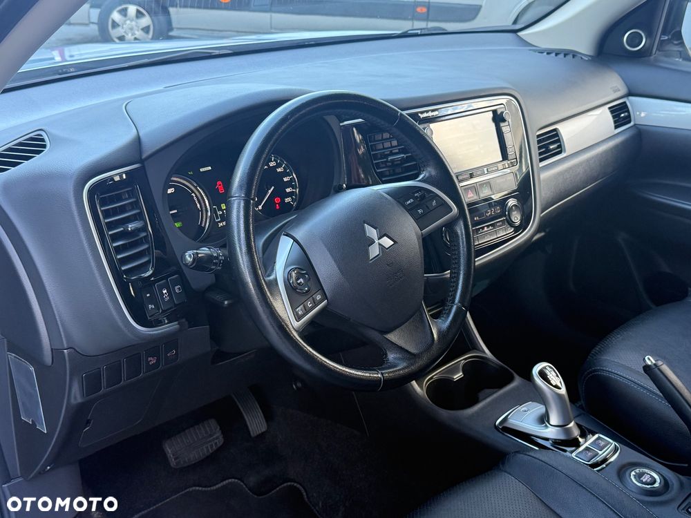Mitsubishi Outlander 2.0 4WD Top - 17