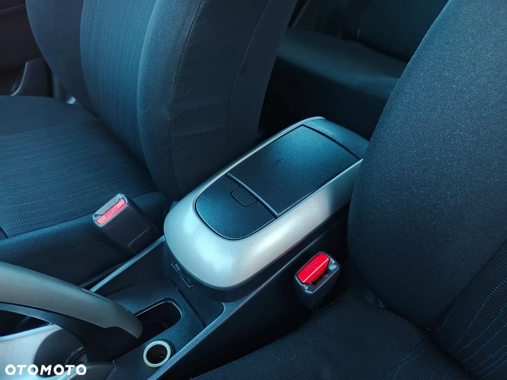 Toyota Auris 1.4 VVT-i Terra - 24