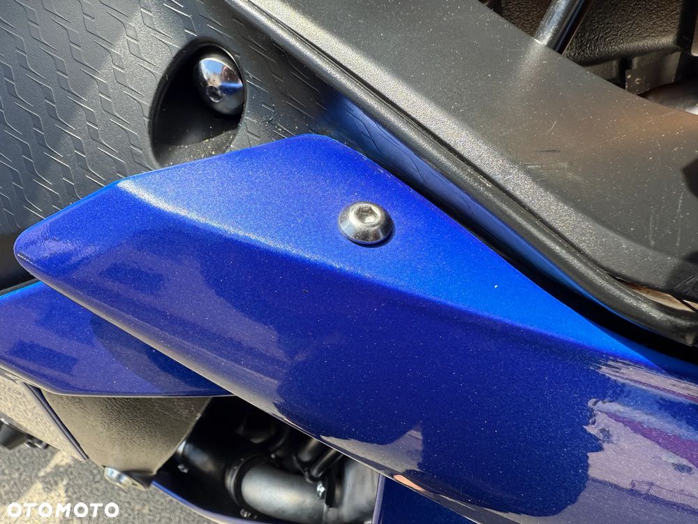 Yamaha R1 - 36