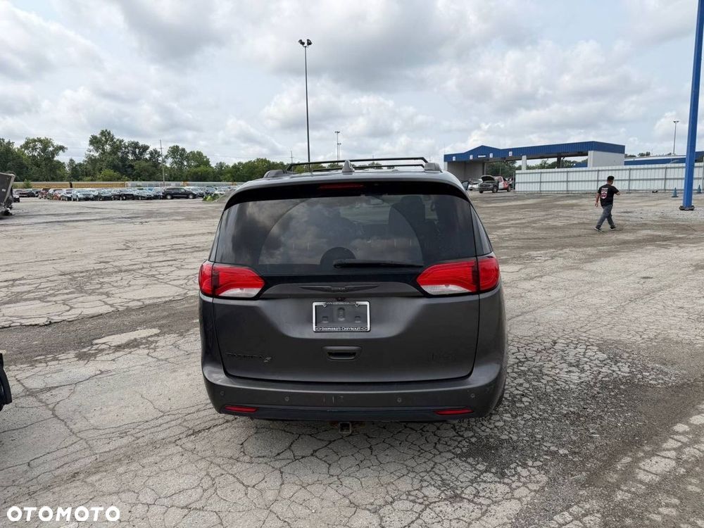 Chrysler Pacifica - 4