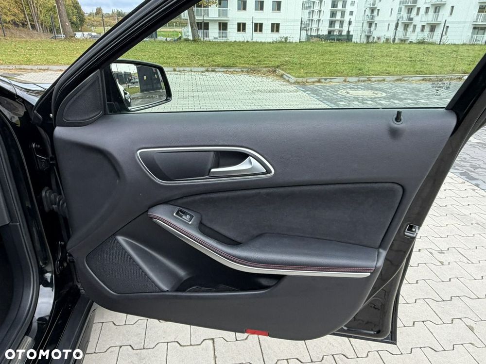 Mercedes-Benz GLA 180 7G-DCT AMG Line - 33