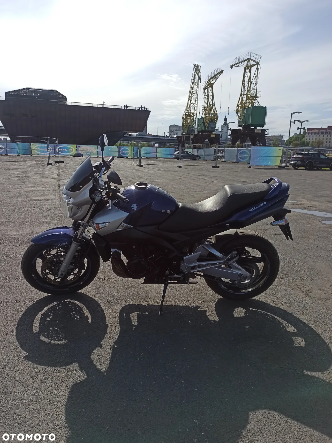 Suzuki GSR - 4