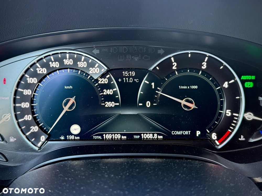 BMW Seria 5 520d xDrive Touring M Sport Edition - 37
