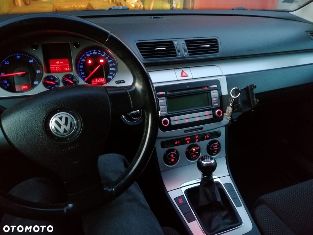 Volkswagen Passat 2.0 TDI Individual - 14