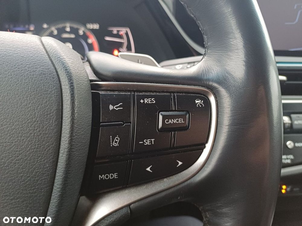 Lexus ES 300h Business Edition - 14