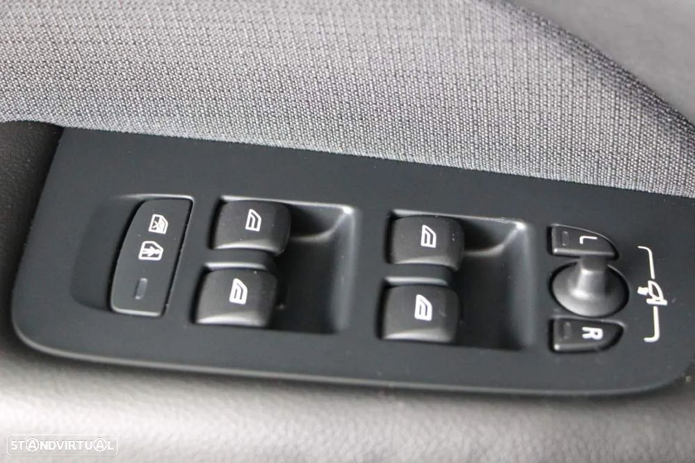 Volvo XC 60 2.0 D4 Momentum Geartronic - 22