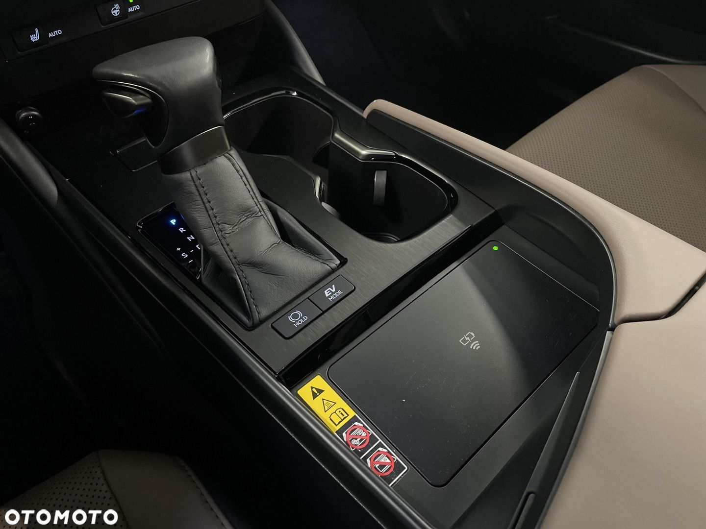 Lexus ES 300h F Sport Design - 25