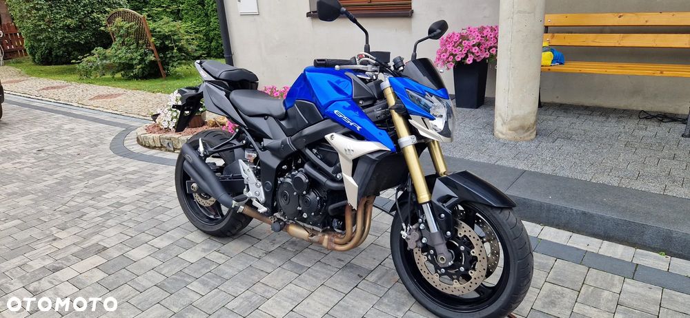 Suzuki GSR - 12