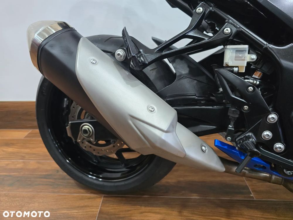 Suzuki GSX - 27