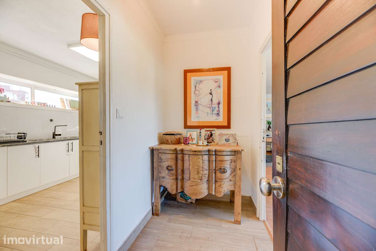 APARTAMENTO T4 TRANSFORMADO EM T3 | VARANDA | REMODELADO | OLIVAIS - Grande imagem: 2/31