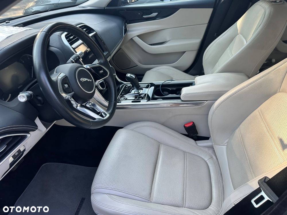 Jaguar XE 2.0 D180 R-Dynamic S - 7