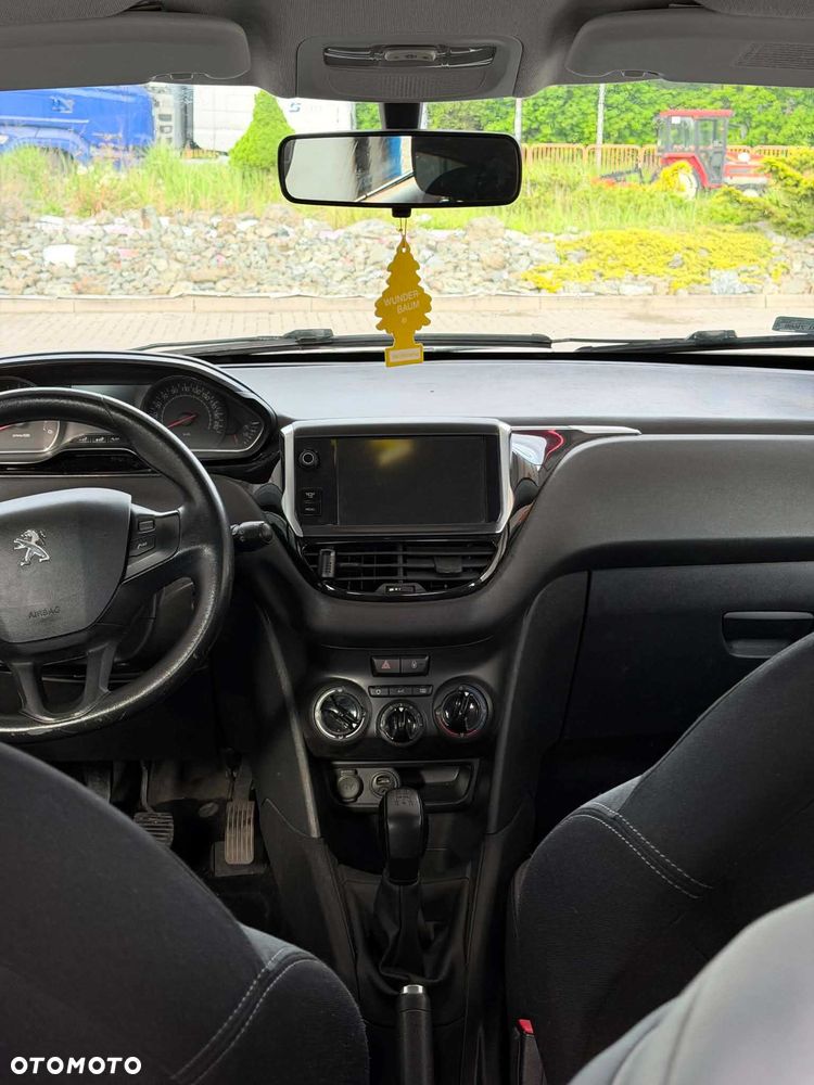 Peugeot 208 - 8