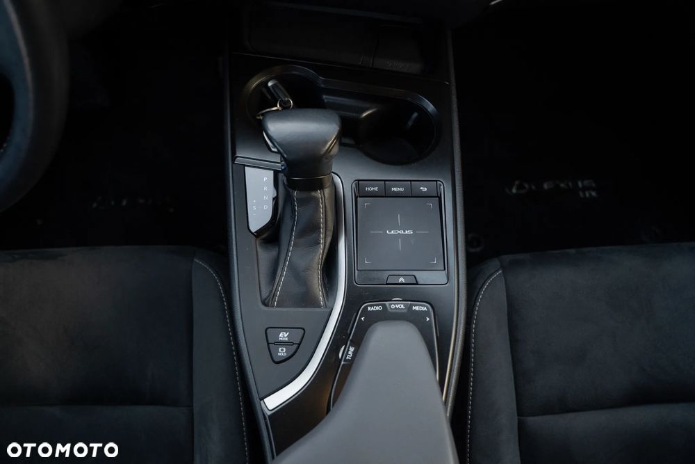 Lexus UX 250h Business Edition - 22