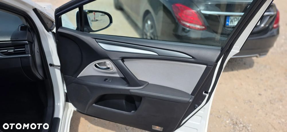 Toyota Avensis 2.0 Premium MS - 11