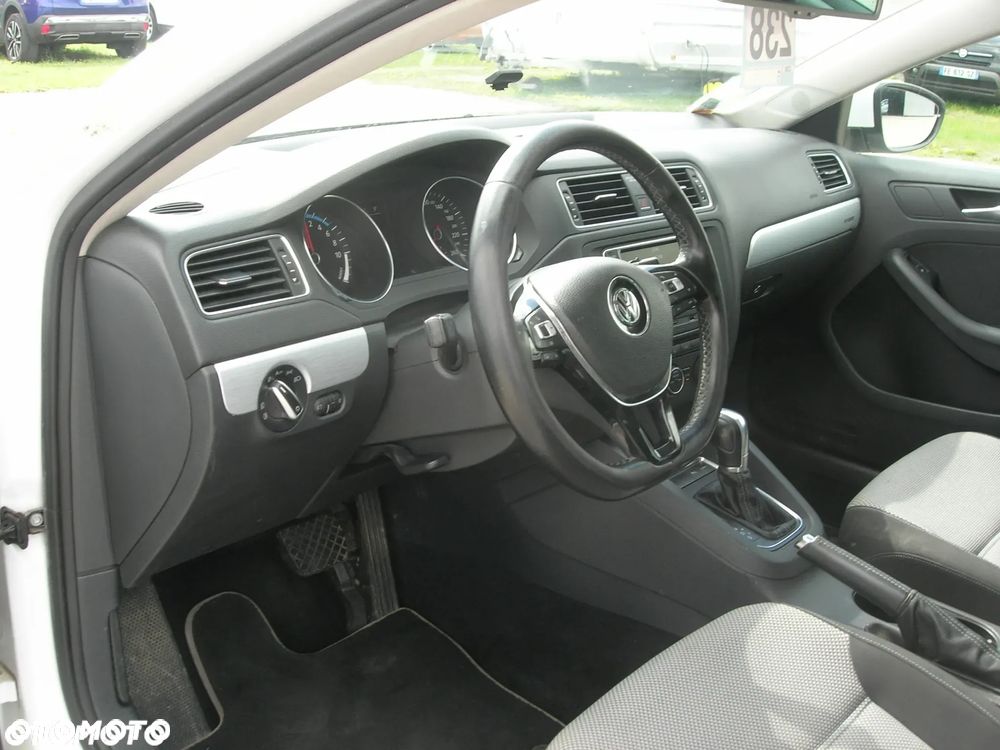 Volkswagen Jetta - 12