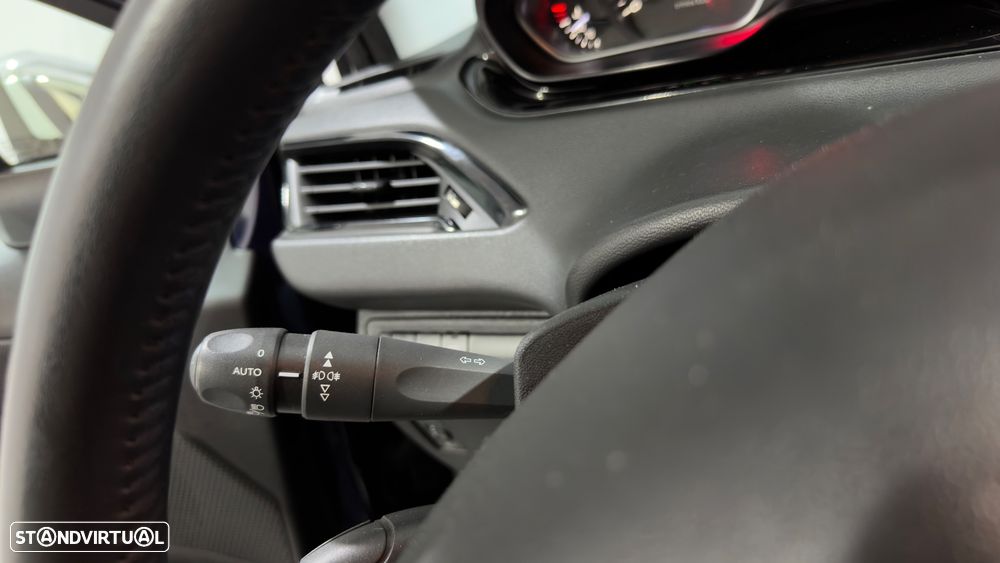Peugeot 208 1.2 PureTech Signature - 19