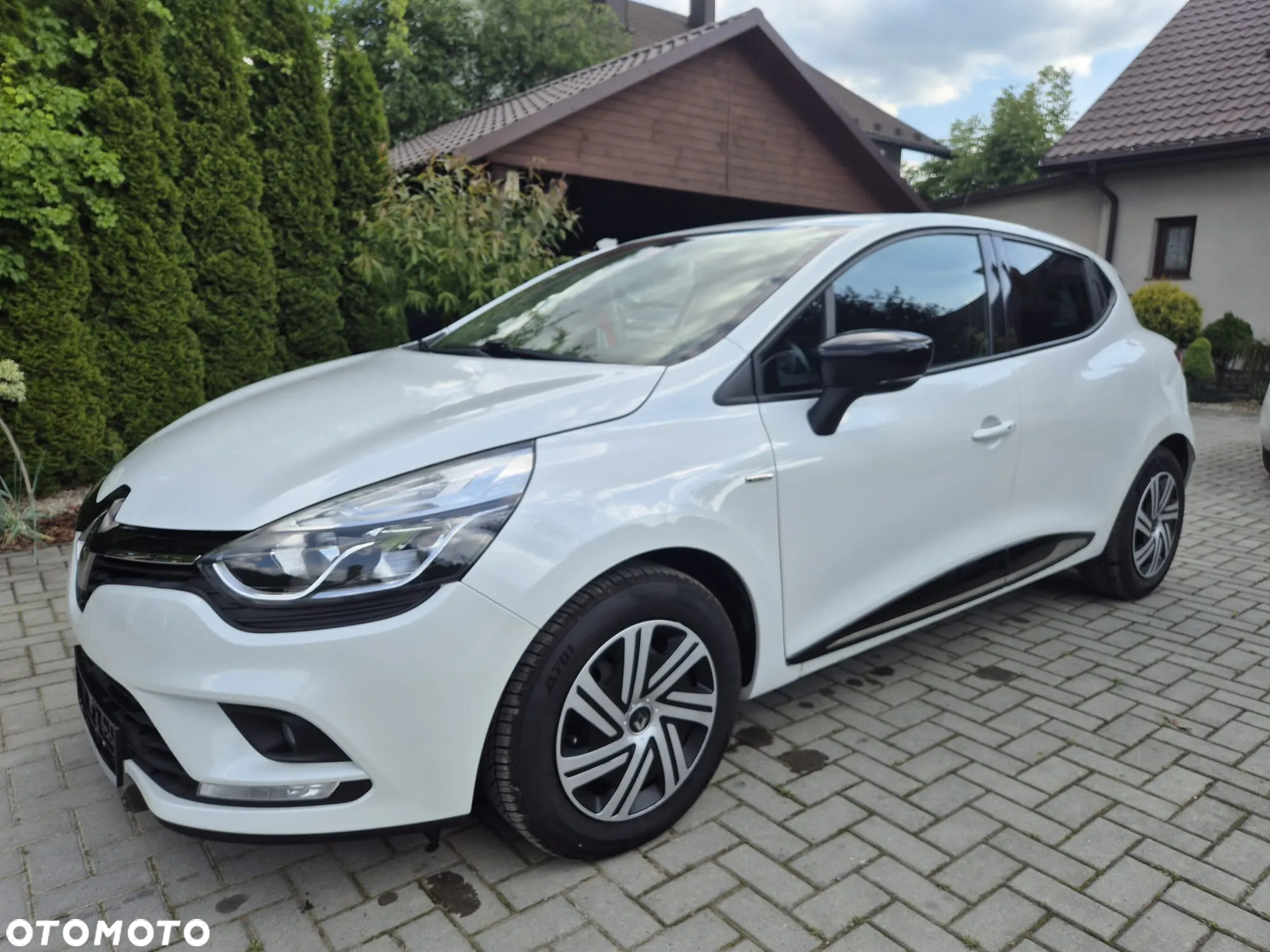 Renault Clio 1.2 16V 75 LIMITED - 10