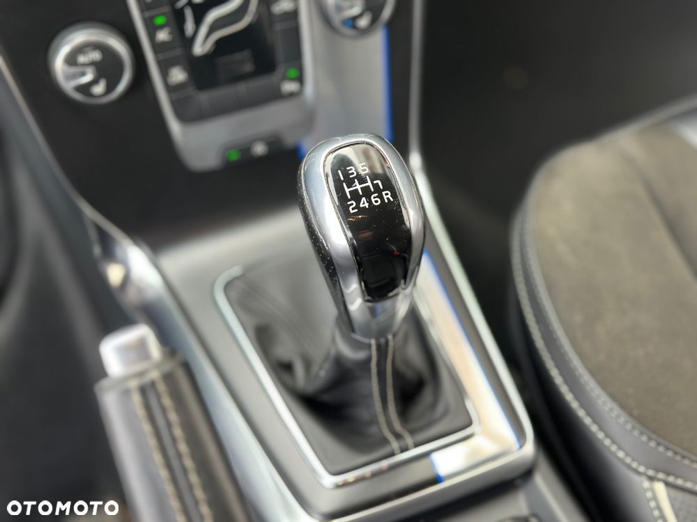 Volvo V40 D2 Drive-E R-Design Momentum - 16