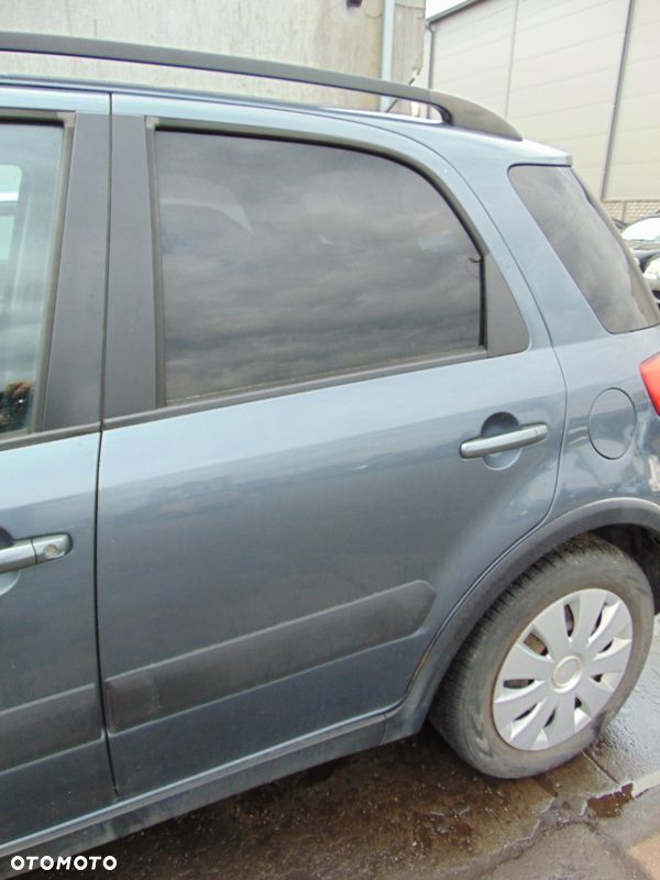 DRZWI LEWE TYŁ TYLNE SUZUKI SX4 FIAT SEDICI ZY4 Z LISTWĄ - 1