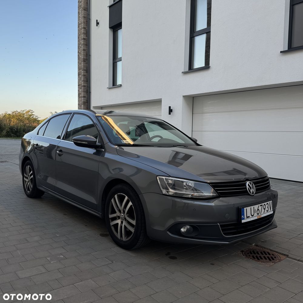 Volkswagen Jetta - 1