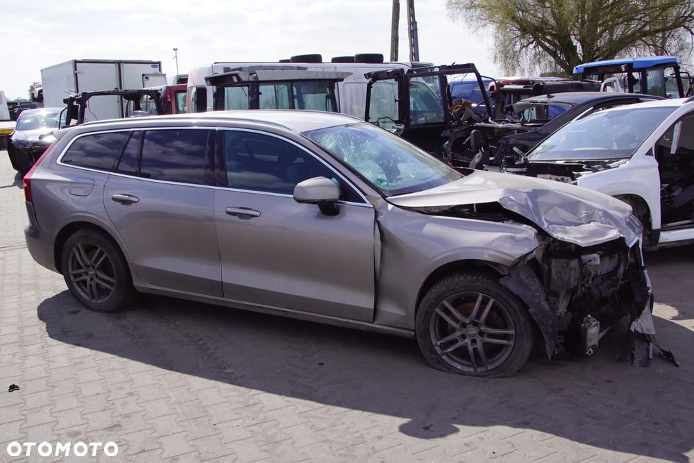 Auto na części - Volvo V60 II 2.0 D4 190 KM D4204T14 TG-81SC 727 2019R Silnik Skrzynia Drzwi Błotnik Klapa Zderzak Lampa Lusterko Klamka Szyba Deska Kokpit Sterownik Moduł Czujnik Licznik Wyświetlacz Panel Kierownica - 8
